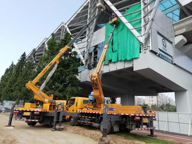 21米直臂式高空作业车助力地铁工程设备安装